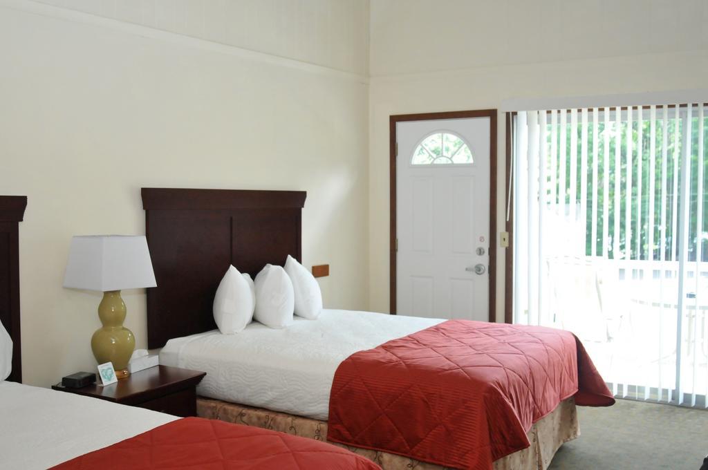 Tea Island 3* Lake George